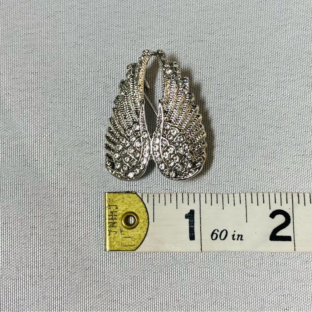 ⭐️ Feathered Angel Wings Rhinestone Embellished Heart Brooch Pin - Picture 7 of 7